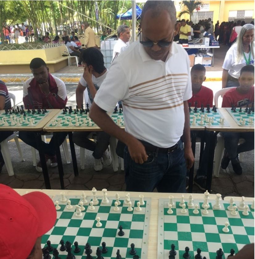Luis Arzeno imparte exitosa simultánea de ajedrez en el Instituto Técnico del Cibao Oriental (UTECO) - Junio 19, 2017